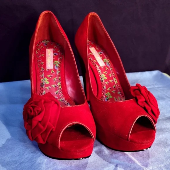 Betsey Johnson Kalen Redsde Pumps with flower detail - Picture 5 of 10